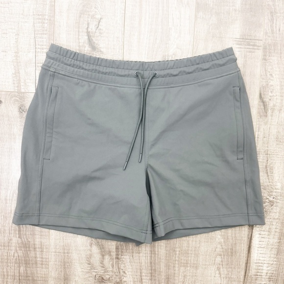 Aritzia TNA Action Light Gray Athletic Shorts Size Medium - Picture 1 of 4